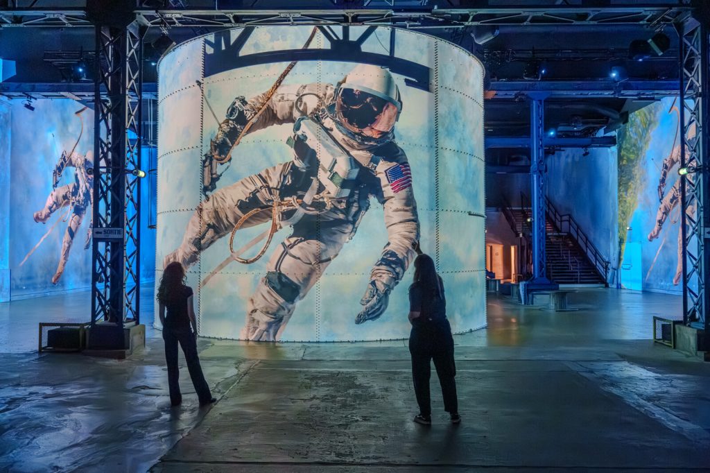 Destination Lune : un voyage immersif avec Tom Hanks - A l’Atelier des Lumières