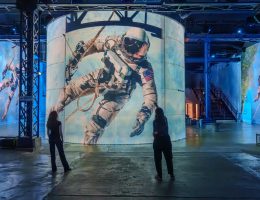 Destination Lune : un voyage immersif avec Tom Hanks - A l’Atelier des Lumières