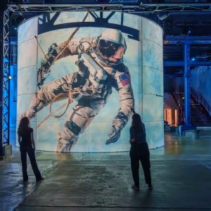 Destination Lune : un voyage immersif avec Tom Hanks - A l’Atelier des Lumières