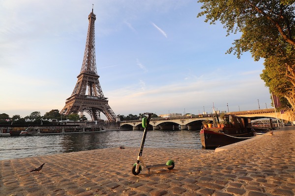 Les quais de Seine face à la tour Eiffel