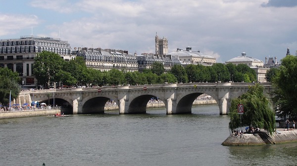 Le Square du Vert Galant à la pointe et le Pont Neuf