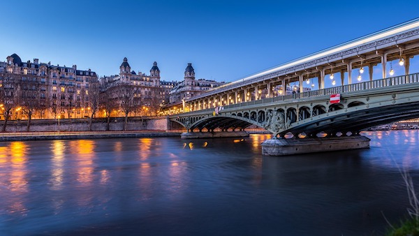 La Seine et pont Bir-Hakeim illuminé le soir 
