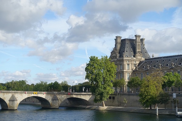 Le Louvre depuis la seine
