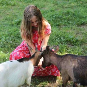 enfants et animaux à la ferme pédagogique de Malowe Nature