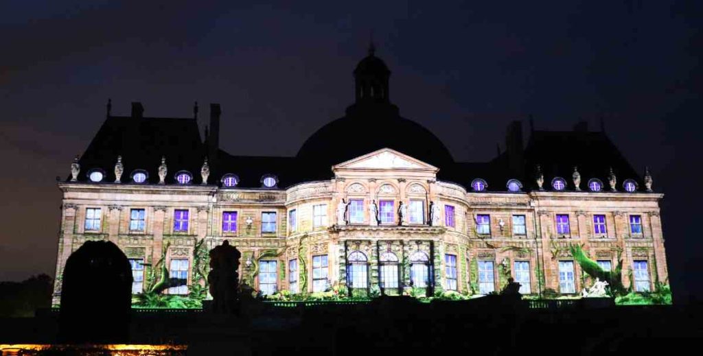 projection monumentale sur la facade du chateau à vaux