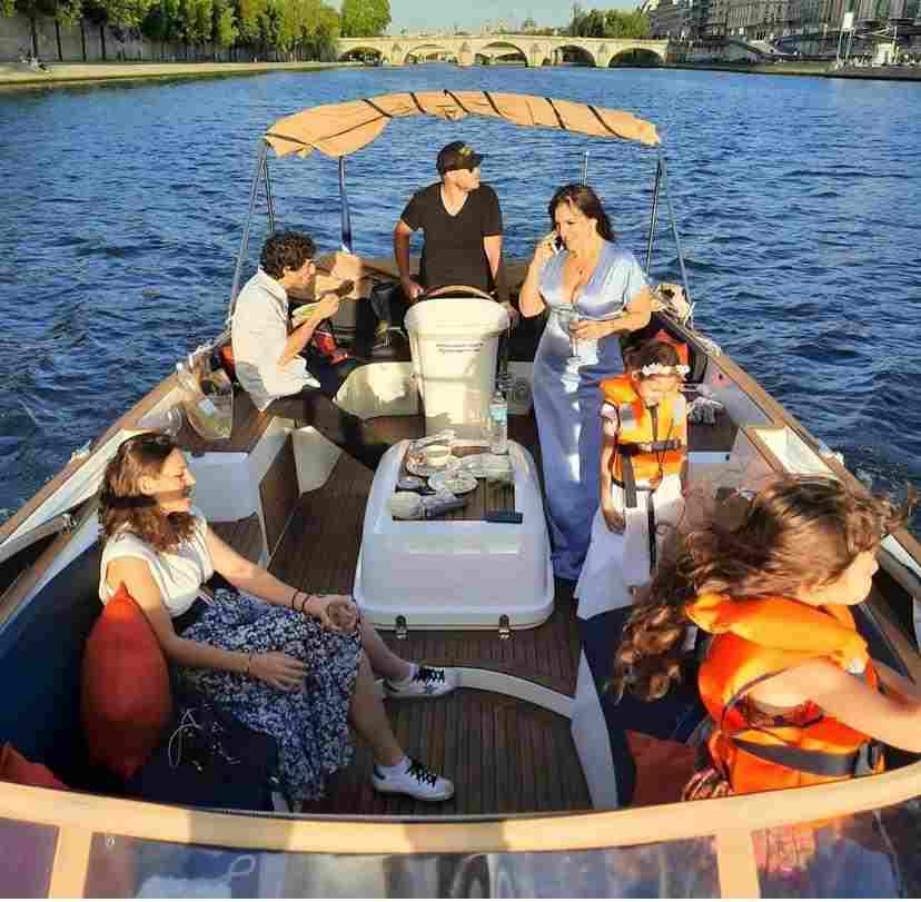 picnic on board a private cruise on the Seine