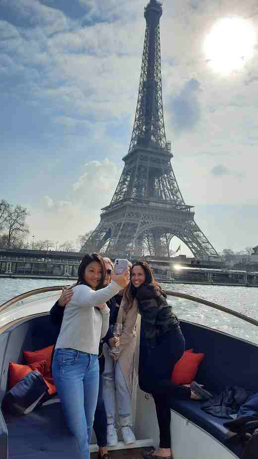 la tour eiffel depuis un bateau privé sur la Seine