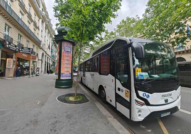 Le bus qui opère le transfert entre Paris et Versailles