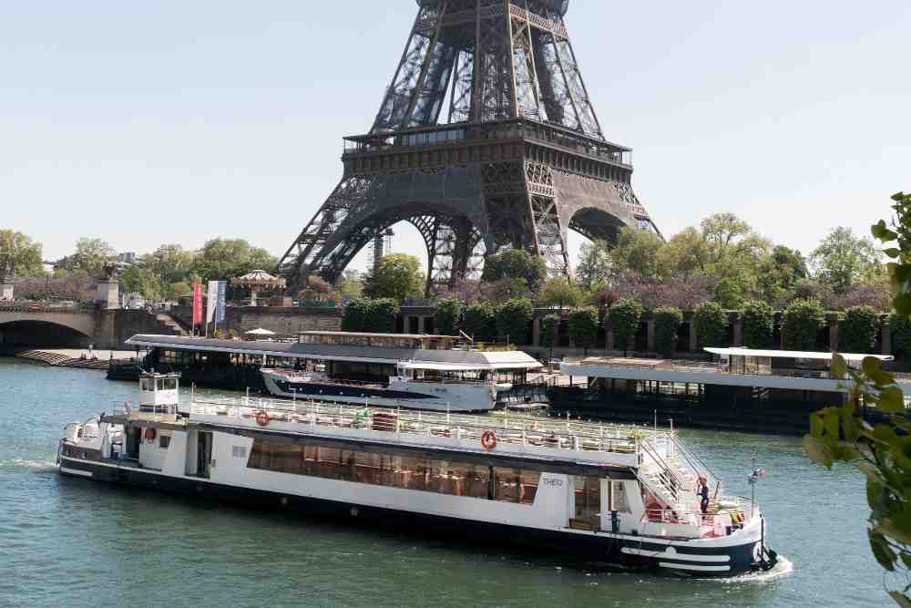 The Theo barge on the Seine