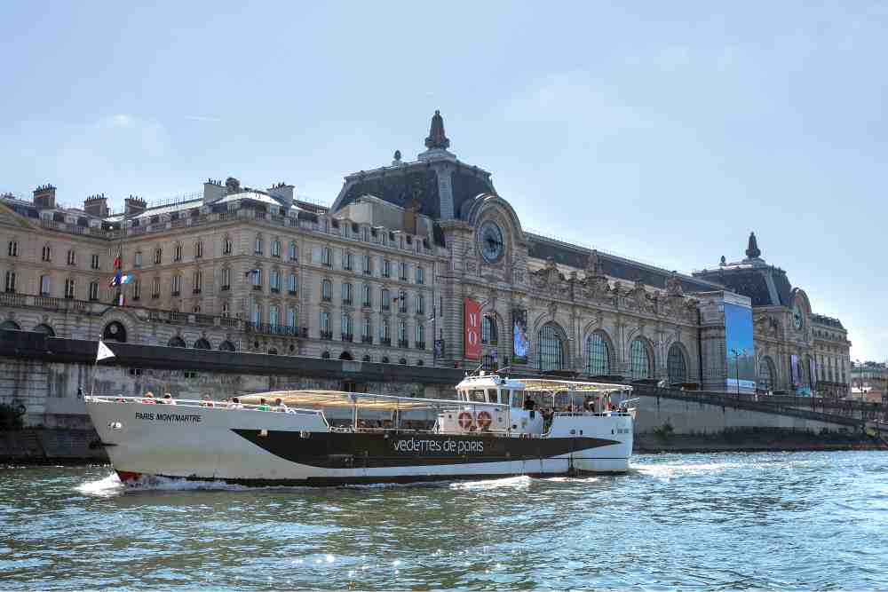 Les Vedettes de Paris sur la Seine devant le musée d'Orsay à Paris