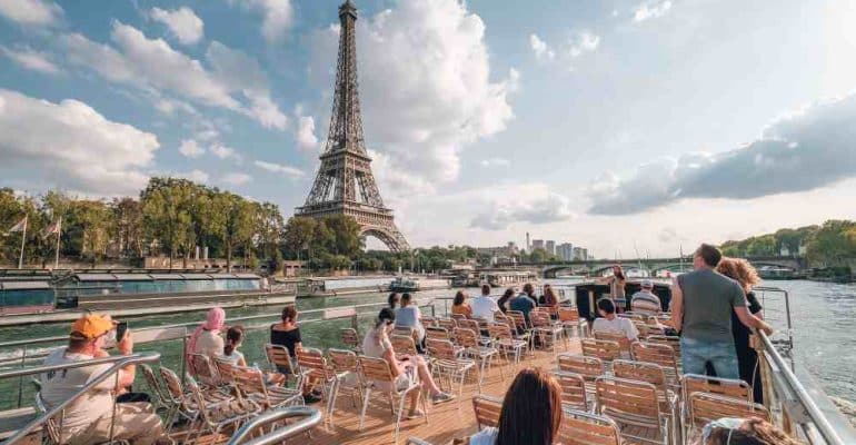 Le pont élégant des Vedettes de Paris