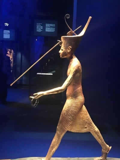 exposition sur les trésors de la tombe de toutankhamon à la Grande halle de la villette