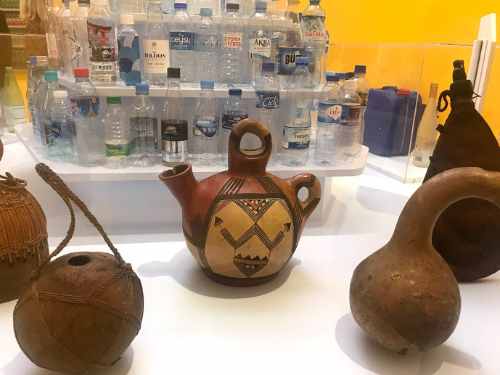 eau en bouteille ou gourde ? C'est la question posée lors de l'expo "je mange donc je suis"