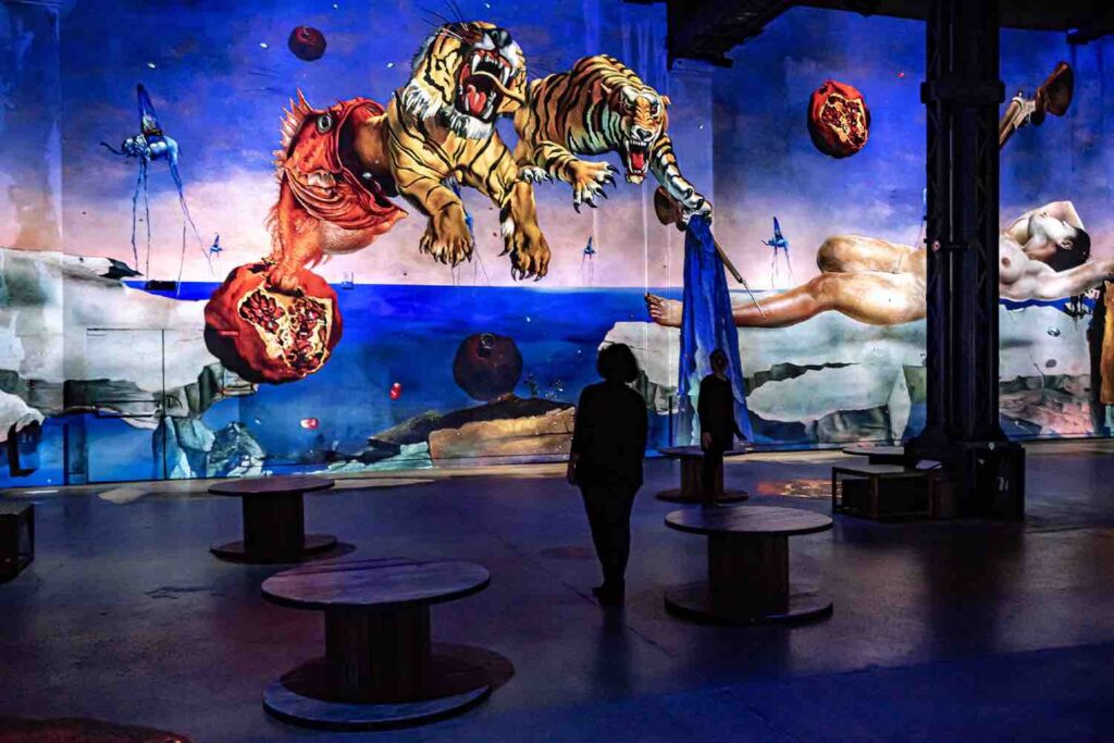 l'exposition immersive sur Dali à l'atelier des lumières