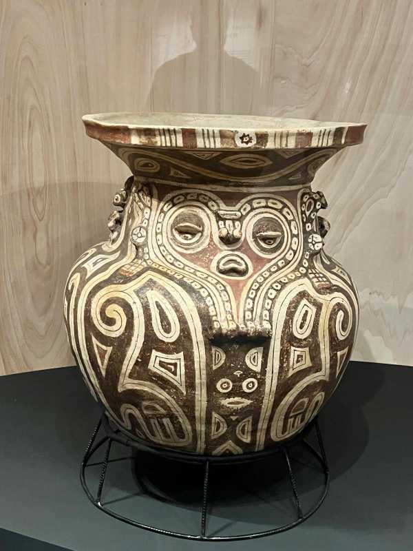 urne funéraire présentée dans l'expo Amazônia