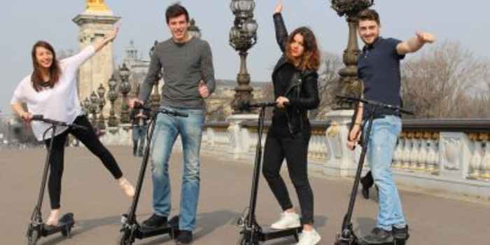 balade en trottinette électrique à Paris entrs ados