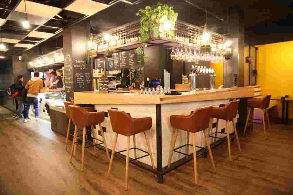 le bar restaurant de Vertical Art, la salle d'escalade à Paris