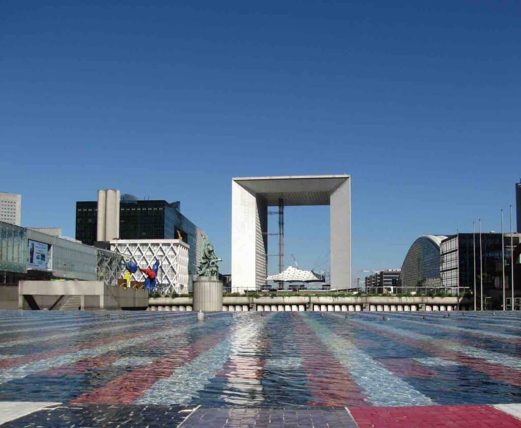 visite-ludique-la-t-te-dans-les-nuages-la-d-fense-d-s-10-ans
