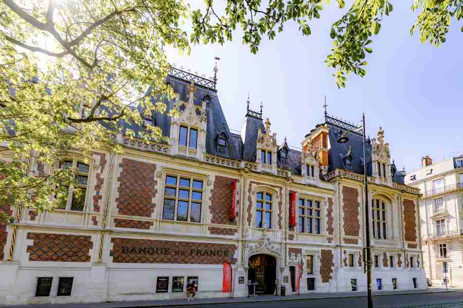 La façade du très beau musée de l'économie à Paris - Citéco