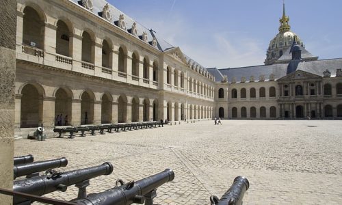 musee-armee-paris the courtyard of the Musée des Invalides