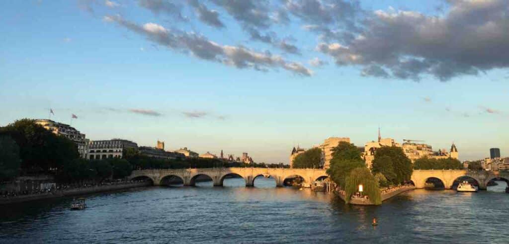 paris en fin de journée ou le soir