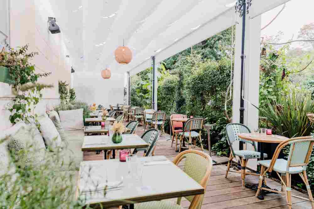 the terrace of the restaurant Belles Plantes