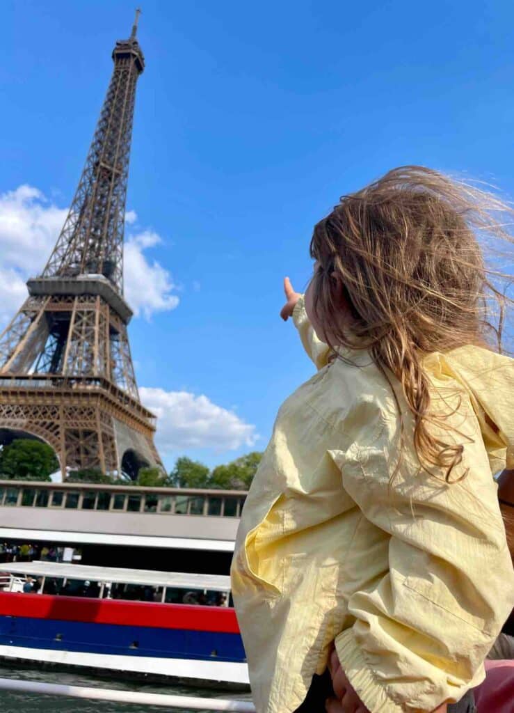 enfant croisière bateaux mouches