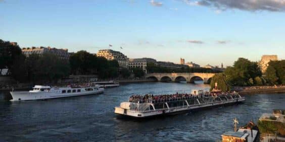 The cruise in Bateaux-Mouches in Paris