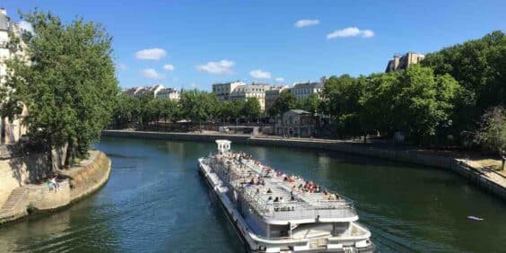 Paris and its barges