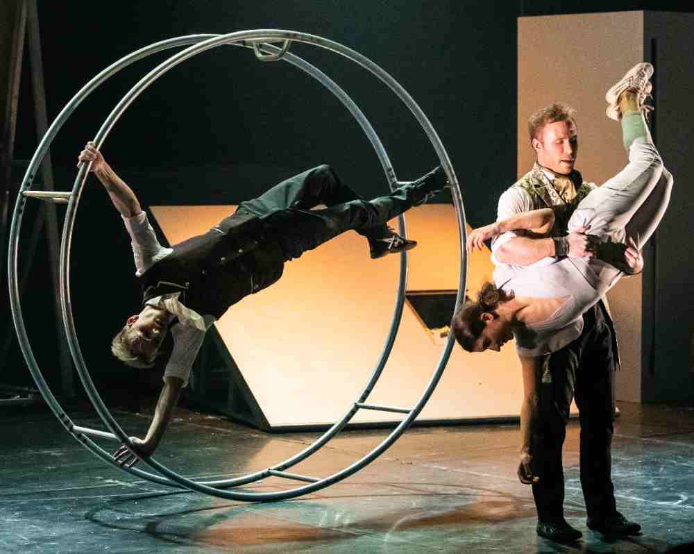 acrobatics of the show la Galerie