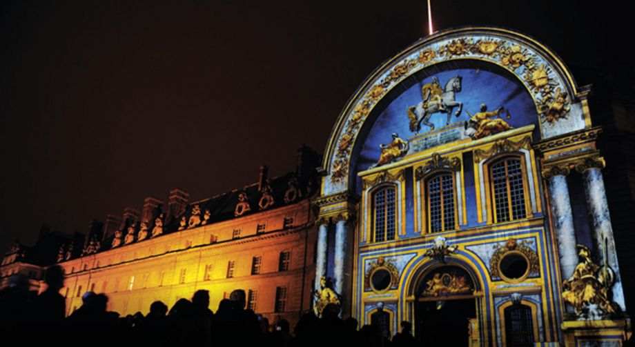 Cour des Invalides illuminée lors de la nuit aux Invalides
