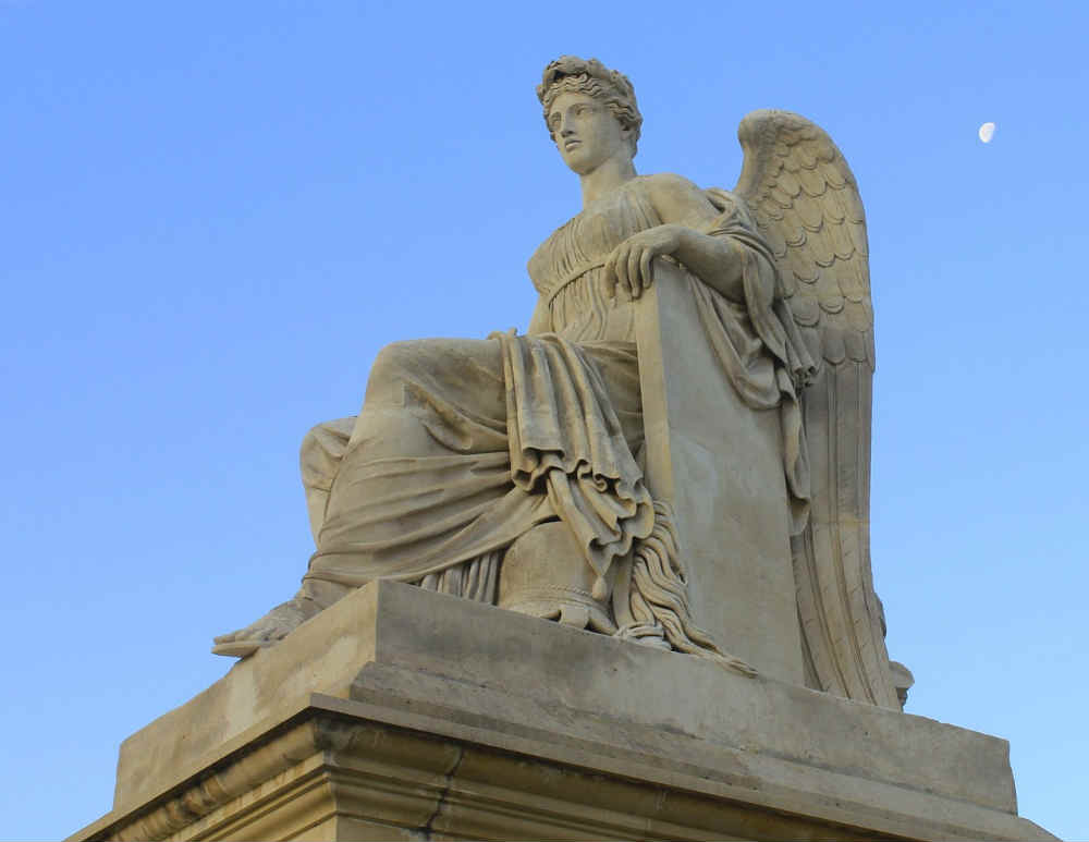 statue sur la mythologie au jardin des Tuileries