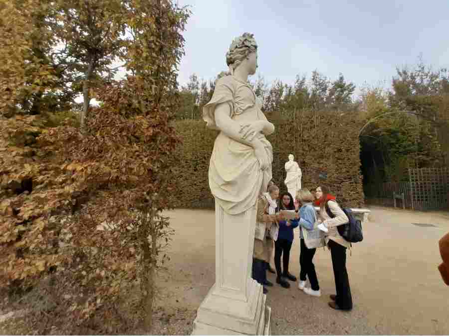 treasure hunt in Versailles with your family
