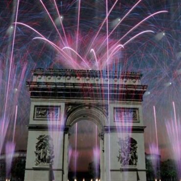 New Year's Day in Paris - big fireworks show on the Champs-Elysées