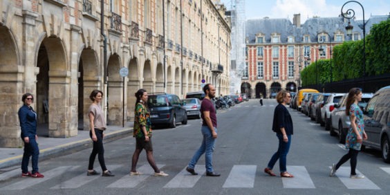 Walk around Paris with a professional photographer