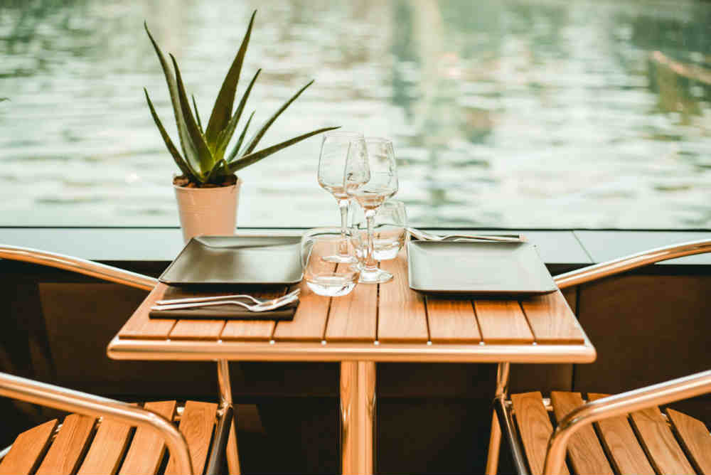 diner sympa pour une famille sur la Seine