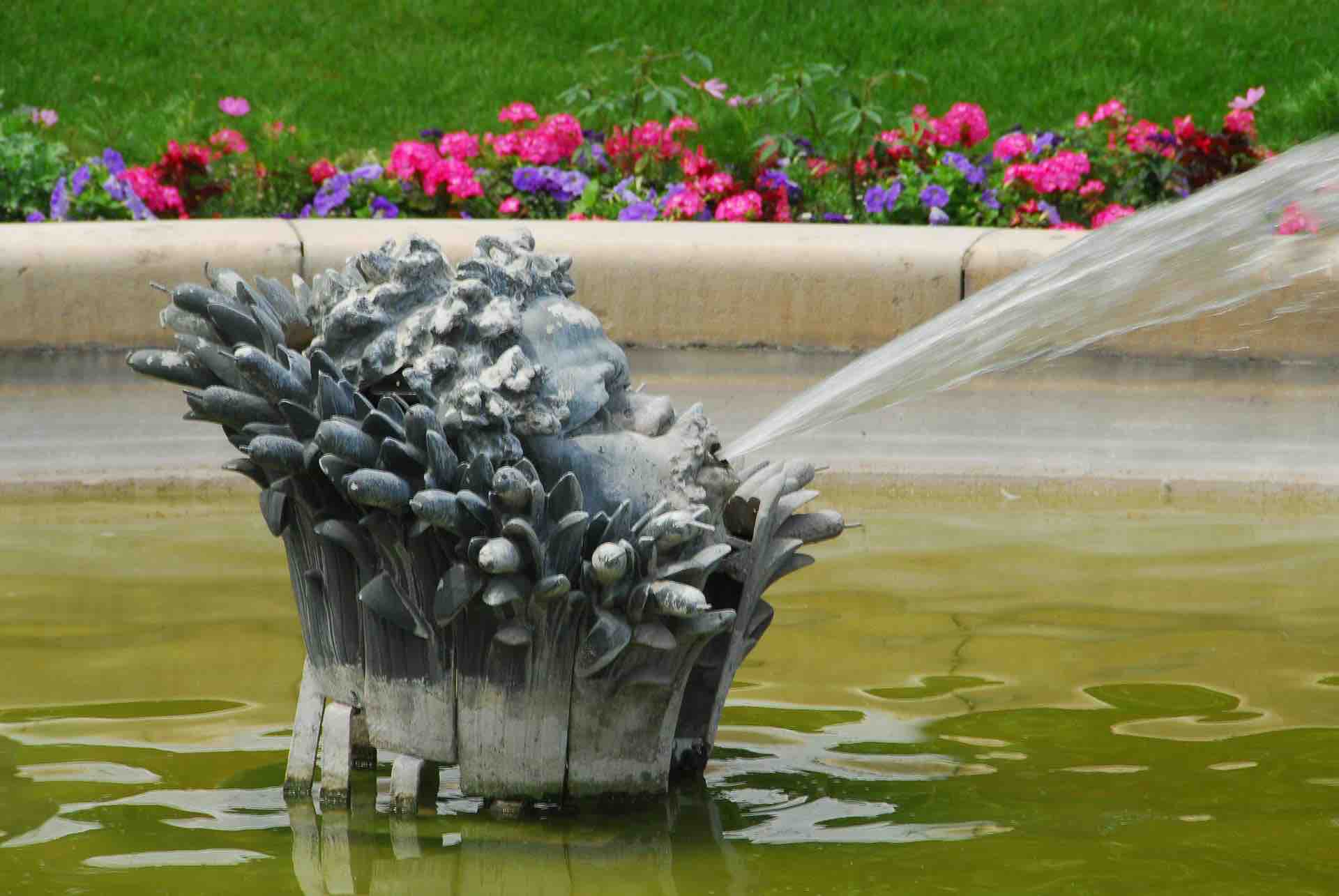 Fontaine Dans Le Jardin. Des éclaboussures De Jet D'eau
