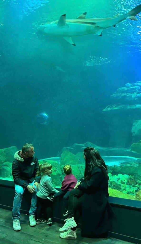 famille à l'aquarium de Paris