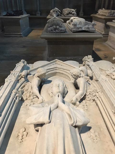 tombes à l'intérieur de la Basilique Saint-Denis