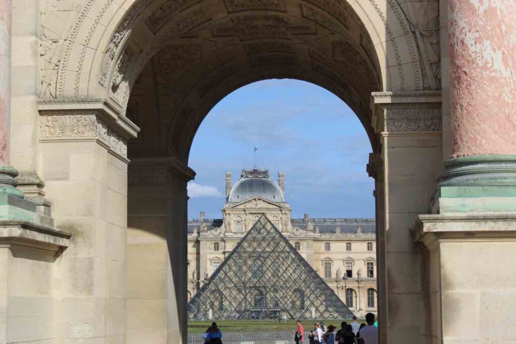 the louvre pyramid