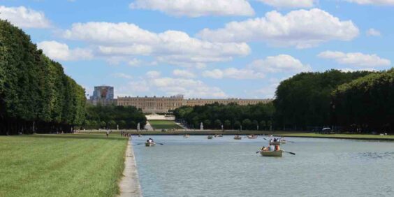 Enigma walk: treasure hunt in Versailles (castle district)