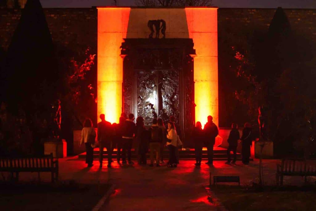 La Porte de l’Enfer dans le jardin de sculptures du musée Rodin © musée Rodin, photo Elise Toïdé