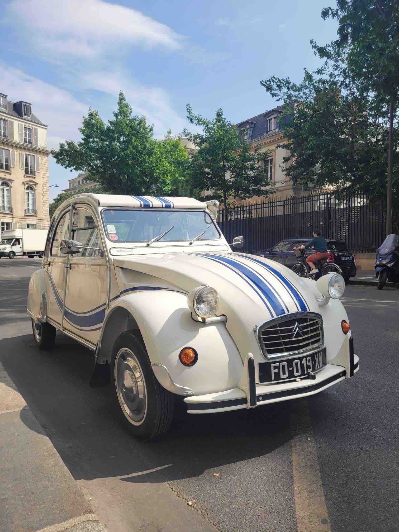 Balade dans Paris en 2CV avec chauffeur